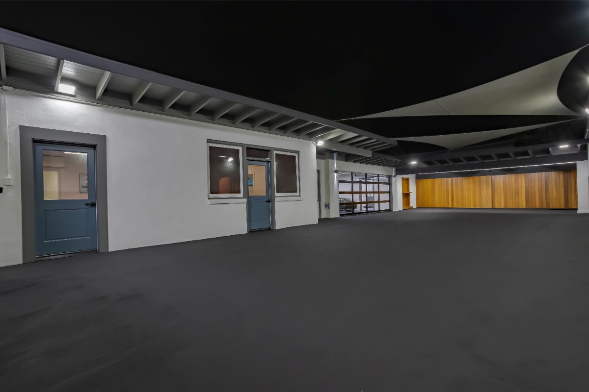 Private Display Court